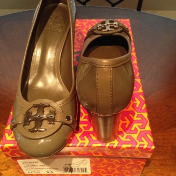 Tory Burch Shoes - Tory Burch Grey Patent Leather Pumps
